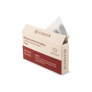 Eine Schachtel mit einer Schachtel CBD-Zäpfchen von Endoca (10*50 mg) auf weißem Hintergrund.